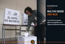ciudadanos votan en un recinto electoral de Ecuador