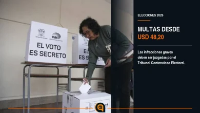 ciudadanos votan en un recinto electoral de Ecuador