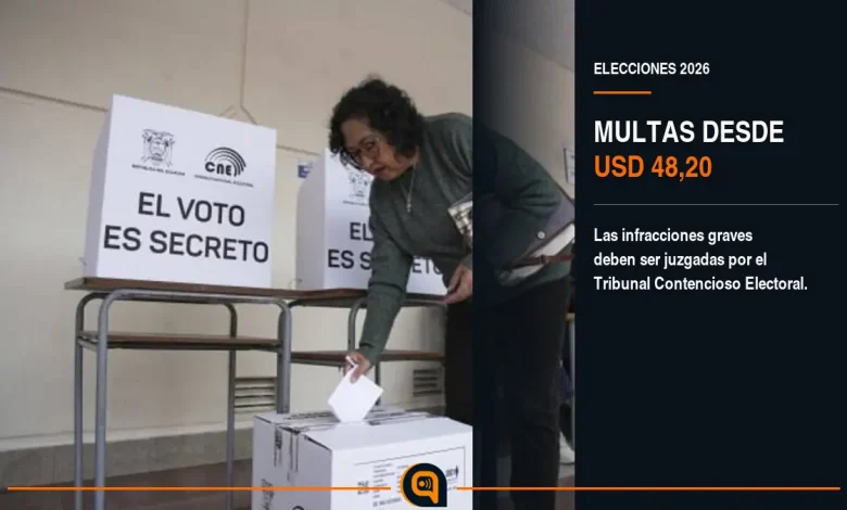 ciudadanos votan en un recinto electoral de Ecuador