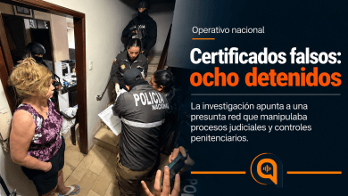 Operativo contra presunta red de certificados médicos falsos investigada en Ecuador.