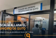 agentes durante el allanamiento al Municipio de Quito por presunto peculado