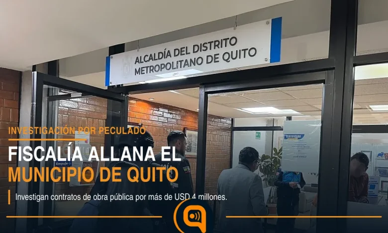 agentes durante el allanamiento al Municipio de Quito por presunto peculado