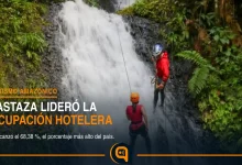 turistas visitan un destino natural de Pastaza durante el feriado