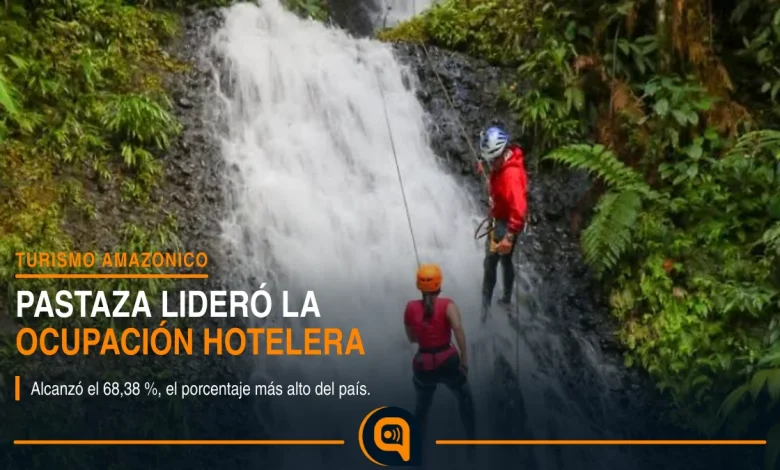 turistas visitan un destino natural de Pastaza durante el feriado